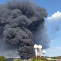 Confinan a 30,000 habitantes por incendio industrial en Francia