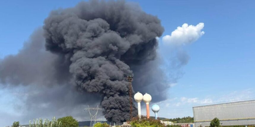 Confinan a 30,000 habitantes por incendio industrial en Francia