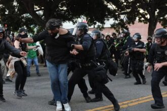 Trump planea que los agentes de inmigración lleven guantes que den descargas eléctricas