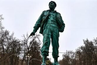 Cientos de rusos celebran el centenario de Fidel Castro ante su estatua en Moscú