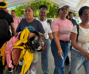 Familias expresan alegría tras recibir útiles escolares en jornada Plásticos por Útiles