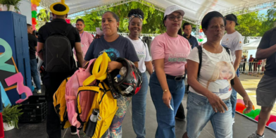Familias expresan alegría tras recibir útiles escolares en jornada Plásticos por Útiles