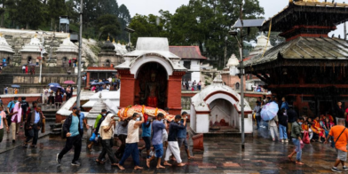 Nepal empieza a sepultar víctimas no identificadas ante la descomposición de los cuerpos