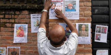 Una pierna, un diente de oro y cientos de cuerpos a la espera de ser reconocidos en Nepal