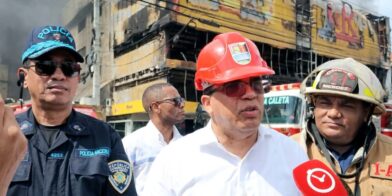 Alcalde Dio Astacio asegura que incendio en L&R Comercial está bajo control