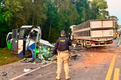 Accidente en Brasil deja 23 muertos tras choque entre autobús y camión