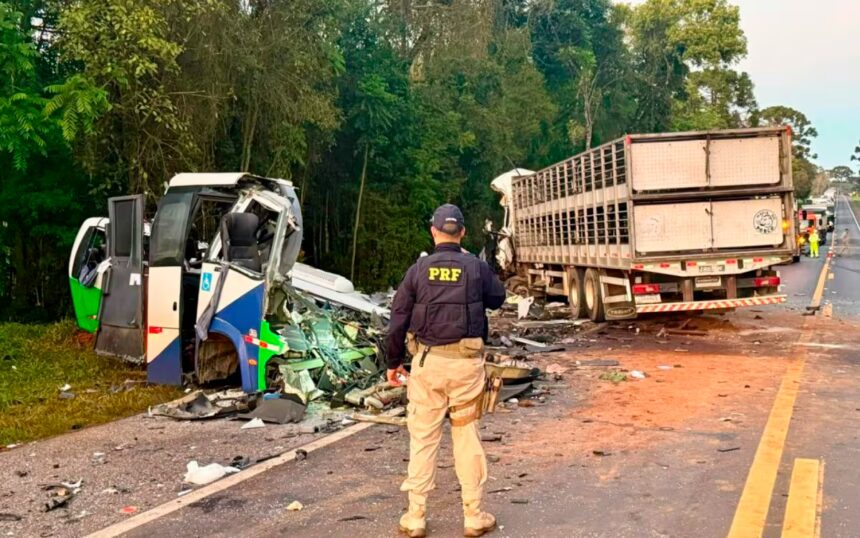 Accidente en Brasil deja 23 muertos tras choque entre autobús y camión