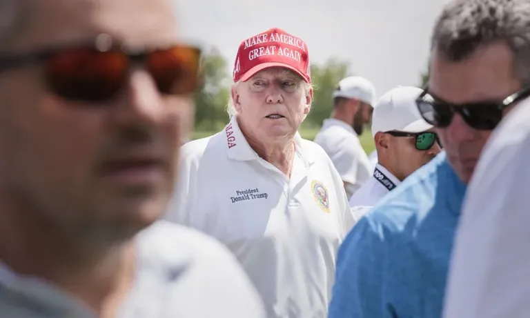 Interceptan dos aviones que violaron el espacio aéreo sobre un club de EE.UU. donde estaba Donald Trump