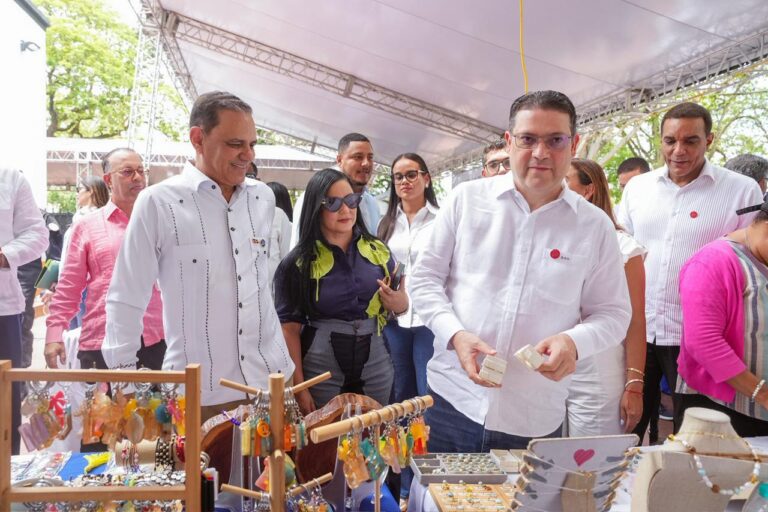 El ministro Yayo Sanz Lovatón, el viceministro de Fomento a las Mipymes, Jorge Morales y la viceministra de Fomento a la Agroindustria, Anibelca Mena observan productos exhibidos.