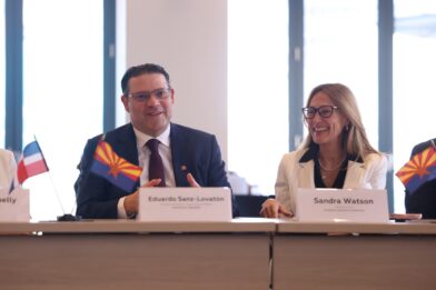 El ministro de Industria, Comercio y Mipymes, Yayo Sanz Lovatón y Sandra Watson, presidenta y CEO de la Arizona Commerce Authority. Foto 2.