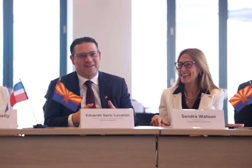 El ministro de Industria, Comercio y Mipymes, Yayo Sanz Lovatón y Sandra Watson, presidenta y CEO de la Arizona Commerce Authority. Foto 2.
