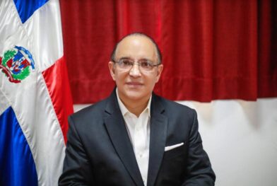 Quique Antún respalda a Santiago Matías tras aprobación de símbolos de Dominicanos Primero