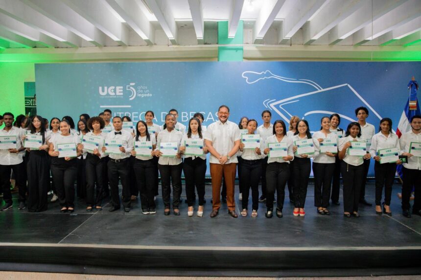 UCE entrega 50 nuevas becas y eleva a 270 las otorgadas en 2026 con inversión social de RD$66 millones