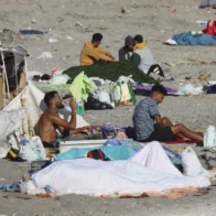 Miles de migrantes permanecen en las calles de Ceuta tres semanas después de la entrada masiva