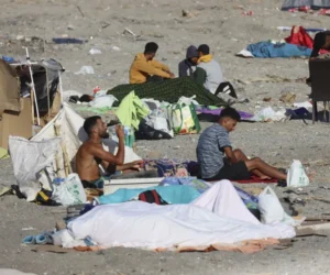 Miles de migrantes permanecen en las calles de Ceuta tres semanas después de la entrada masiva