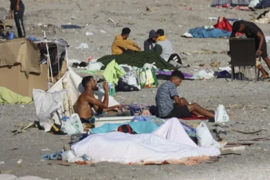 Miles de migrantes permanecen en las calles de Ceuta tres semanas después de la entrada masiva