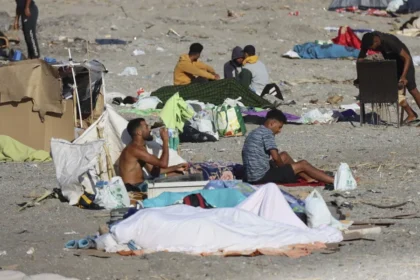 Miles de migrantes permanecen en las calles de Ceuta tres semanas después de la entrada masiva