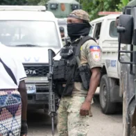 Haití: jefe de banda amenaza con matar a más de 60 rehenes tras masacre de 47 personas