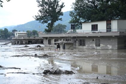 Riada en Nepal deja 403 desaparecidos, incluidos dos españoles