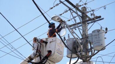 Edesur instala, sustituye y normaliza casi 10,000 luminarias en 12 demarcaciones