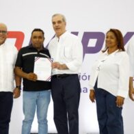 Abinader entrega RD$85 millones a 400 microempresarios