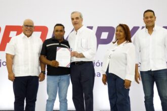 Abinader entrega RD$85 millones a 400 microempresarios