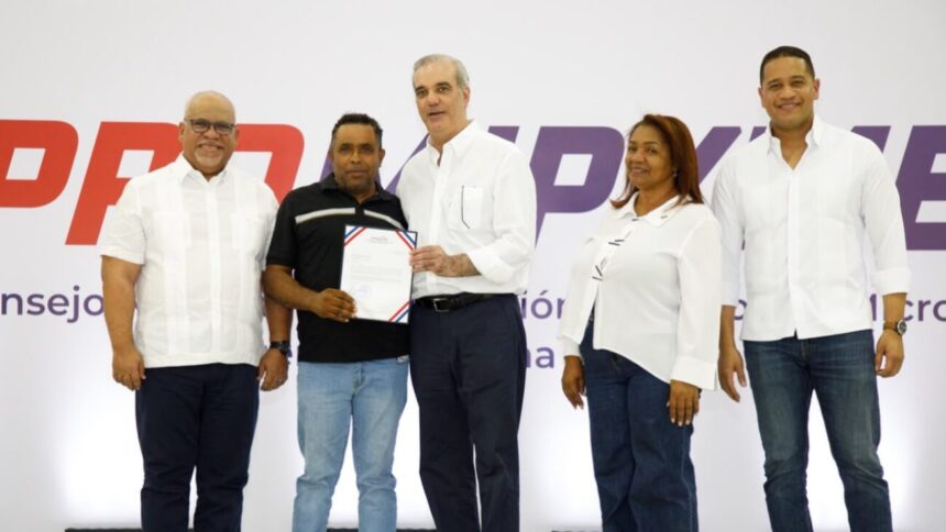 Abinader entrega RD$85 millones a 400 microempresarios