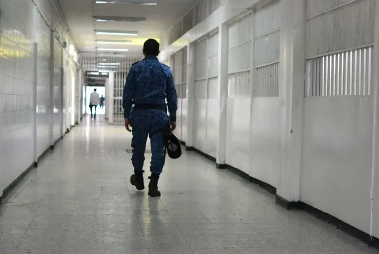 Trasladan a 103 presos de alta peligrosidad de una cárcel de Colombia a otros centros del país