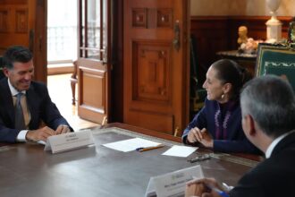 Sheinbaum se reúne con John E. Waldron, director de uno de los bancos más grandes del mundo