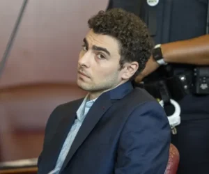 Juez aplaza juicio contra Luigi Mangione; audiencia será el 10 de diciembre