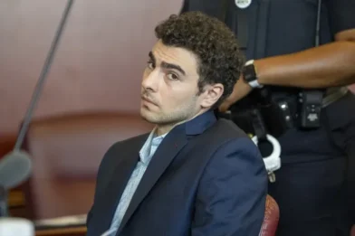 Un juez aplaza el juicio estatal contra Luigi Mangione y convoca una audiencia para el 10 de diciembre
