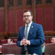 Senador de Nueva York cuestiona a Trump por inmigración, economía y respeto institucional