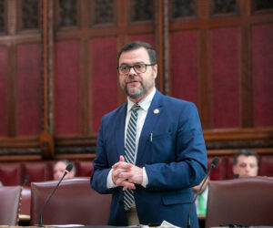 Senador de Nueva York cuestiona a Trump por inmigración, economía y respeto institucional