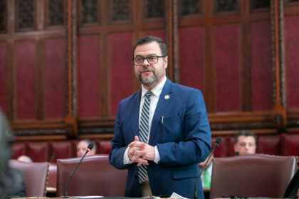 Senador de Nueva York cuestiona a Trump por inmigración, economía y respeto institucional