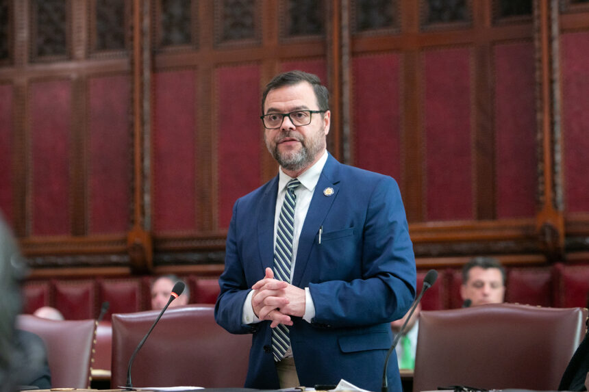 Senador de Nueva York cuestiona a Trump por inmigración, economía y respeto institucional