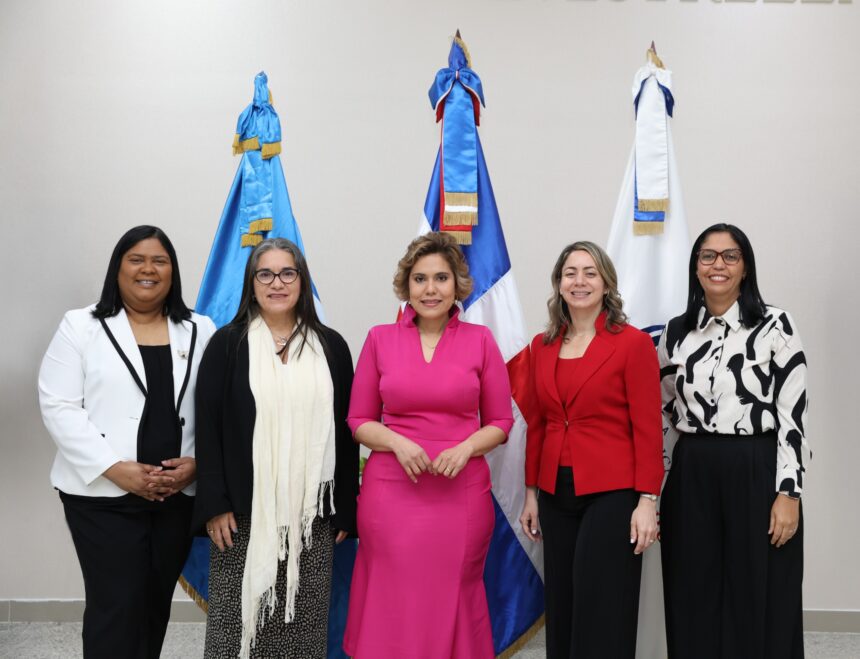 ProCompetencia firma carta compromiso para obtener el Sello Igualando RD para el Sector Público