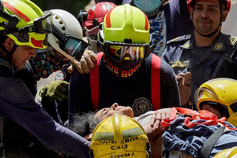 Rescatan con vida a Diana tras quedar bajo escombros en Cali