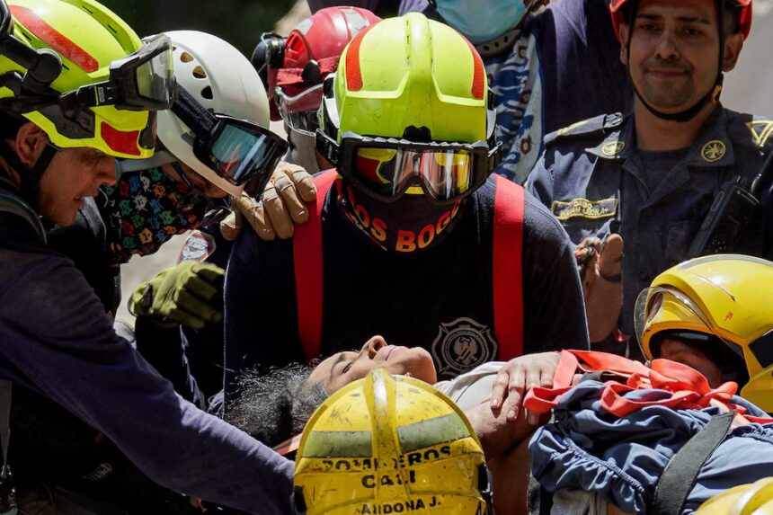 Rescatan con vida a Diana tras quedar bajo escombros en Cali