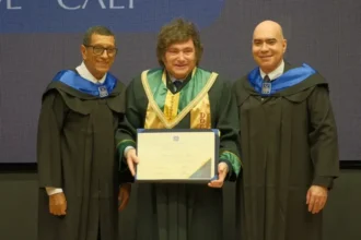 Milei recibe un doctorado honoris causa en Administración de la Universidad Santiago de Cali