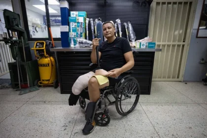 Adrián Troncoso: sobrevivió al terremoto y buscó entre los escombros a su hijo y su familia