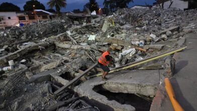 Suben a 331 los muertos por el terremoto de magnitud 7,4 de hace dos semanas en Colombia
