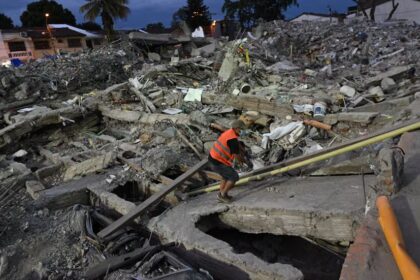 Suben a 331 los muertos por el terremoto de magnitud 7,4 de hace dos semanas en Colombia