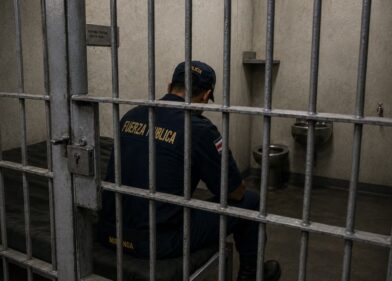Jefe policial en Costa Rica es condenado a 12 años por disparar contra detenido esposado