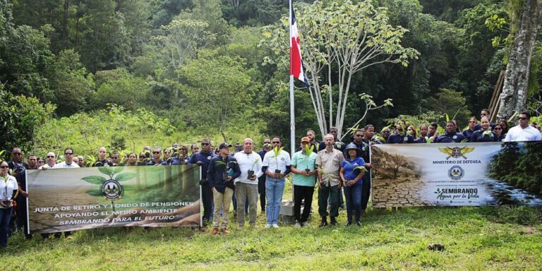 Reforestación para la vida: Ministerio de Defensa impulsa la recuperación ambiental en Manabao