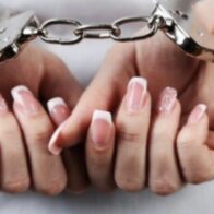 Detienen mujer acusada de causar quemaduras con aceite caliente a su hijo en Independencia