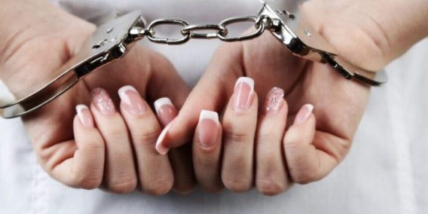 Detienen mujer acusada de causar quemaduras con aceite caliente a su hijo en Independencia