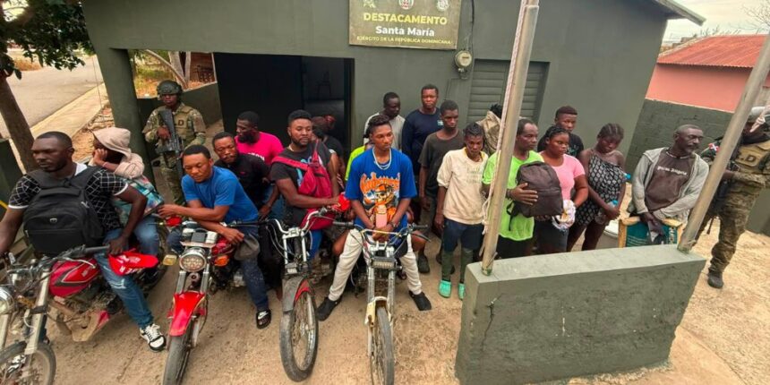 Soldados del Ejército interceptan a 76 nacionales haitianos en Elías Piña y Dajabón