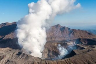 Japón eleva la alerta alrededor del volcán Aso tras incremento de temblores