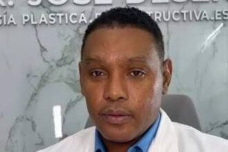 Ordenan arresto de cirujano plástico condenado por muerte de paciente durante procedimiento estético