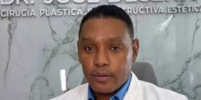 Ordenan arresto de cirujano plástico condenado por muerte de paciente durante procedimiento estético